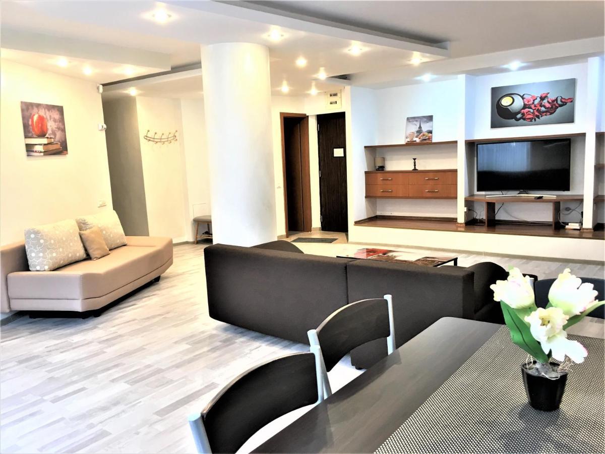 Large Apartment In Ultra-Central Location Brașov Exterior foto