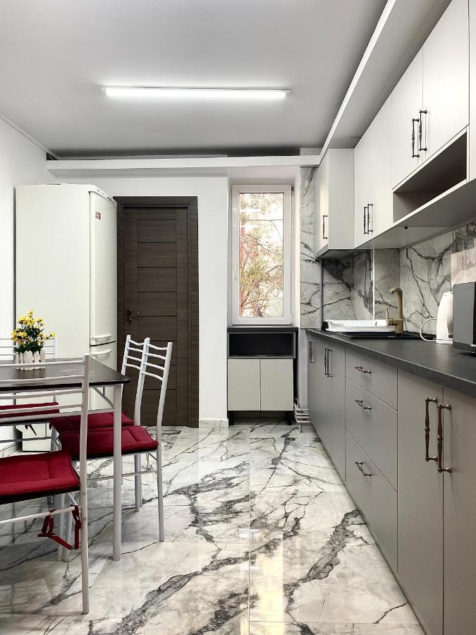 Large Apartment In Ultra-Central Location Brașov Exterior foto