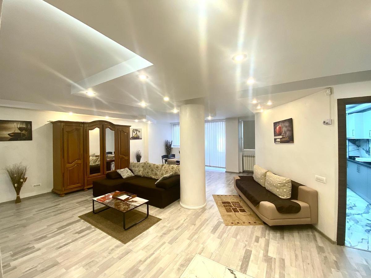 Large Apartment In Ultra-Central Location Brașov Exterior foto